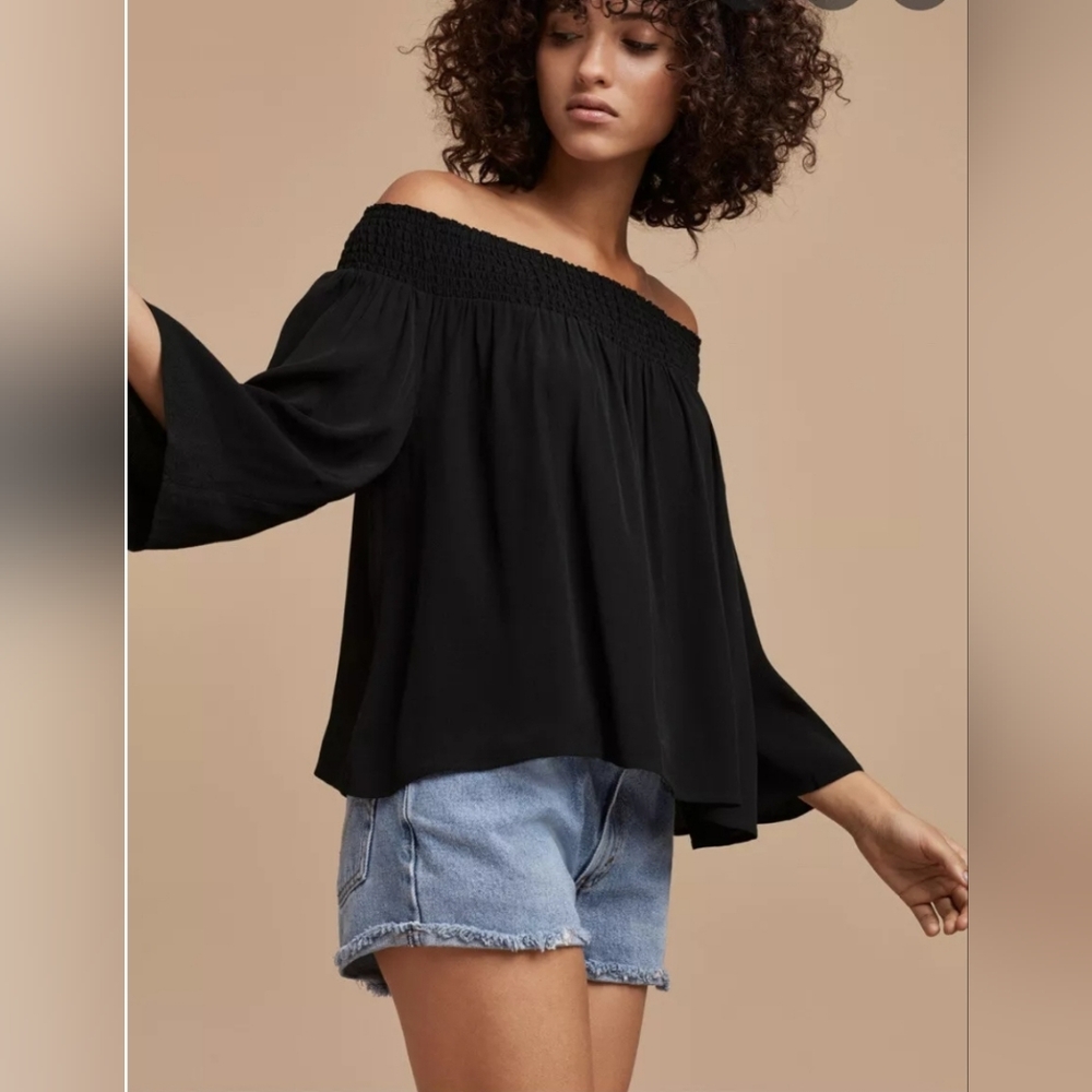 Aritzia Talula Marcilly off shoulder Blouse in size xxs